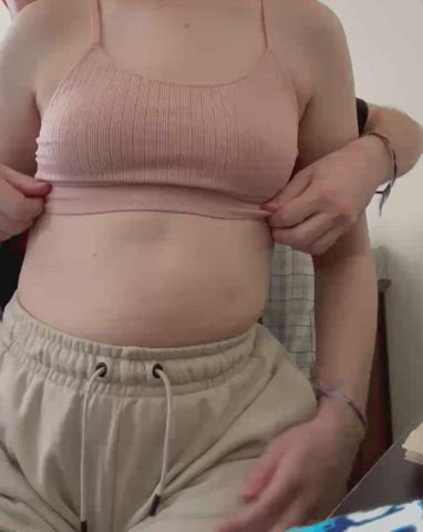 Revealing my 18yo gfs titties for the world to see! (Trading on Reddit. Send sample