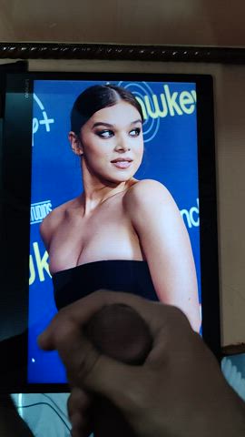 Shooting ropes 🍆💦💦 covering Hailee Steinfeld all with my cum. 🥵