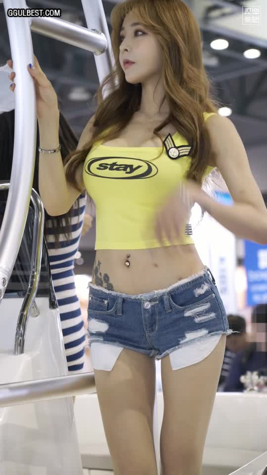 Racing model Hajin tight yellow sleeveless .gif