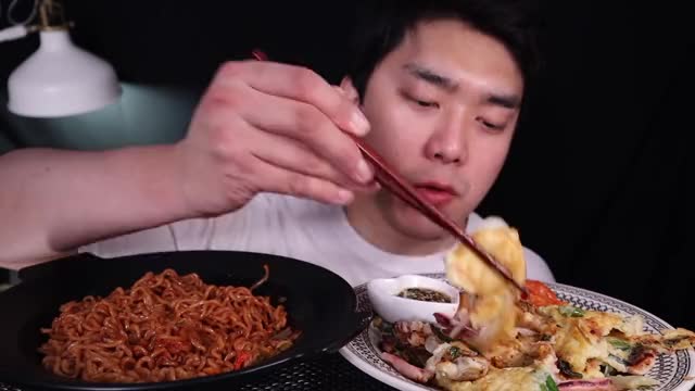 유균_도토리쫄쫄면 해물듬뿍 해물파전 리얼사운드 먹방-4