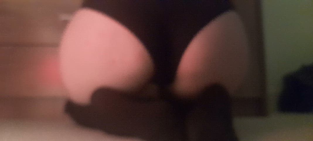 trying to give myself a wedgie.. can you please take my panties and pull them harder