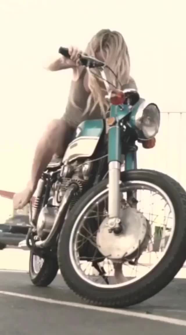 Caity Lotz tit bounce