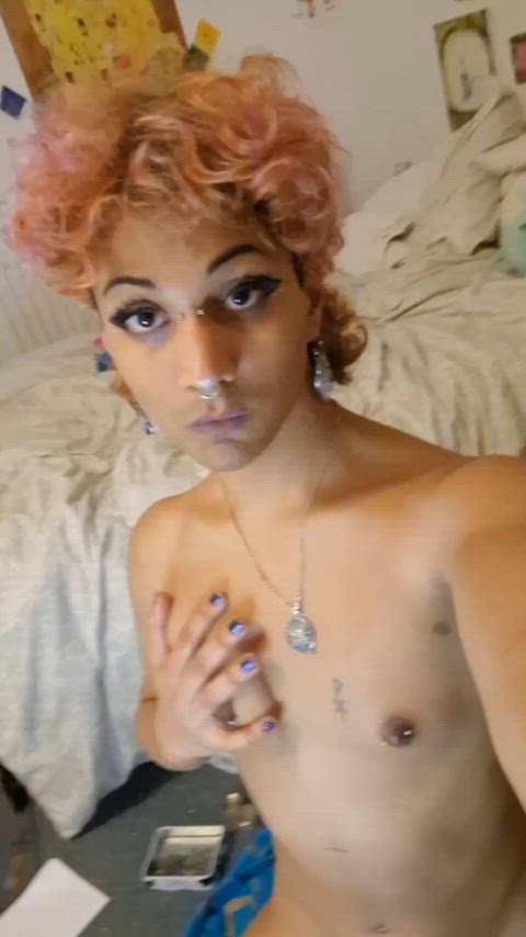 Goth femboy at your service >:)