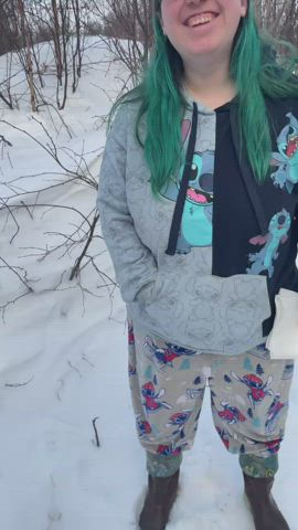 Here is the extended cut of wifey pissing in the snow ❄️ with closeup. Can see