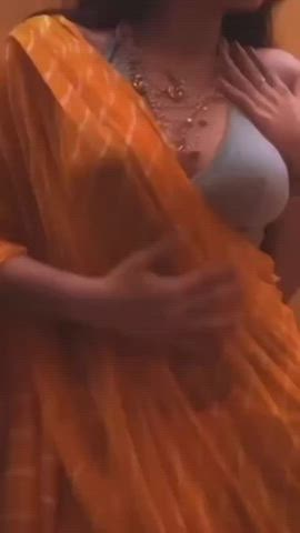 What a sexy babe she is! Love diwali just for this reason
