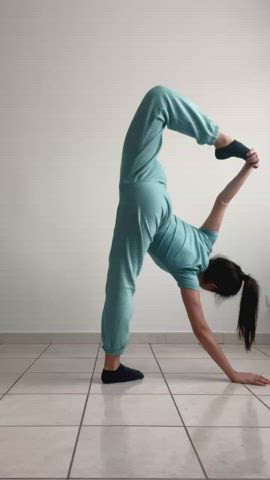 wanna help me stretch? 😇
