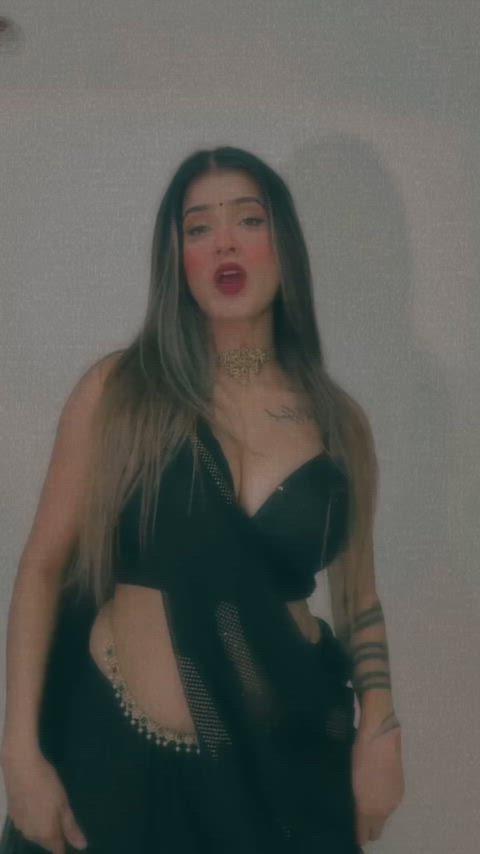 Shambhavi Singh's voluptuous Navel jiggles so good
