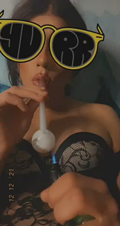 Blowing clouds changes me from a guy into a complete sissy gurl. Craving a daddy