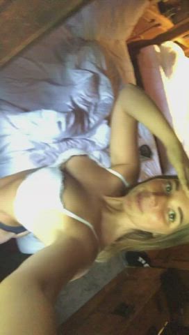 I like to play when I'm naked so tell who likes it😈