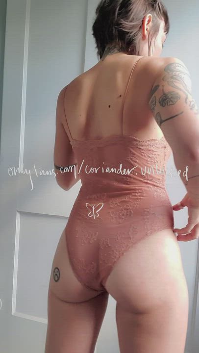 Come watch me shake my ass and fuck myself