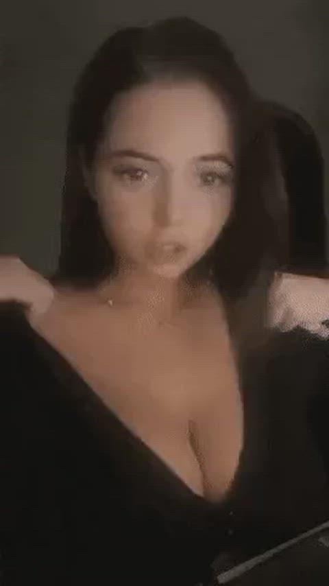 Popping out - only cleavage