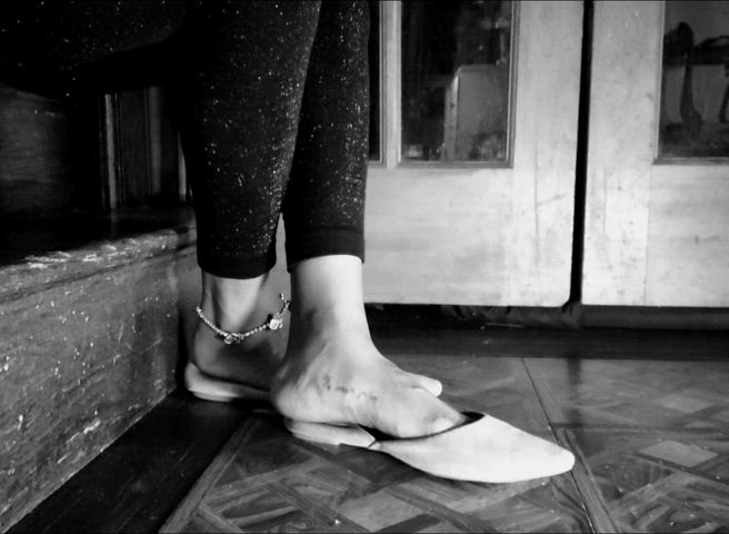 D'orsay flats for the win! 💛 New dangle vid up on YouTube - link in comments!