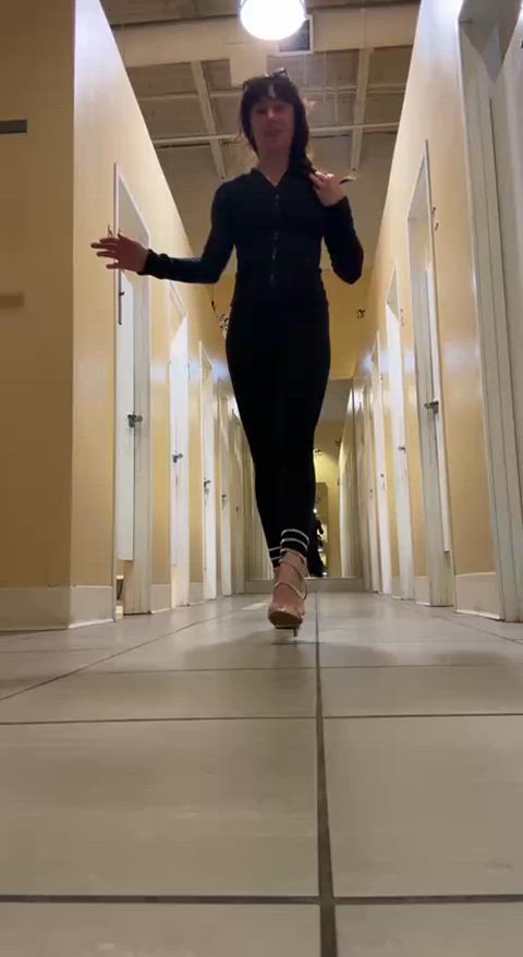 feet feet fetish heels high heels amateur-girls legal-teens tik-tok gif