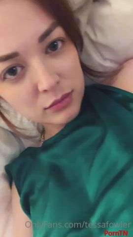 clothed eye contact girlfriend non-nude pretty sfw selfie smile tessa fowler gif