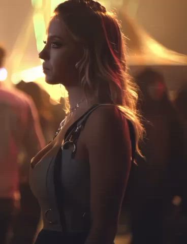big tits boobs celebrity cleavage huge tits latina pawg sydney sweeney teen gif