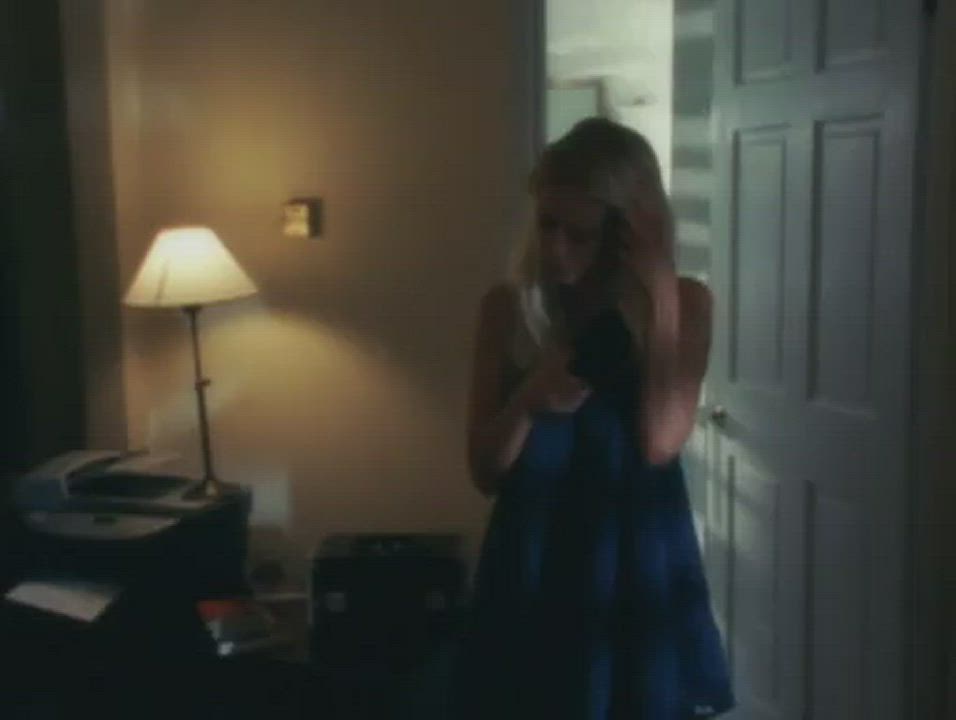 Jenna Jameson using tip of the comb as a dildo