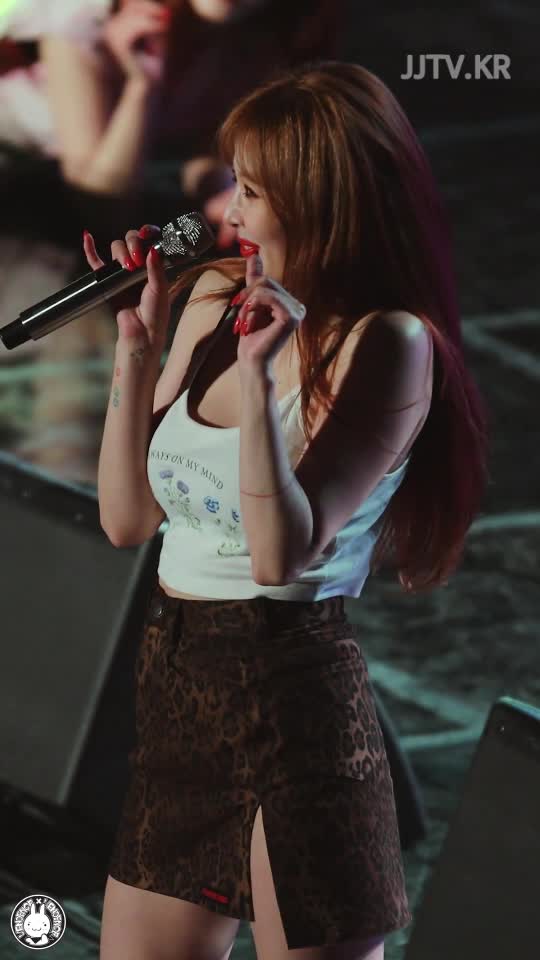 가슴에 꽃 꽂은 현아 HyunA 짤티비 - JJTV.KR