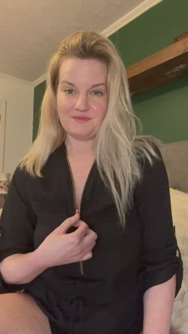 Would you let this 80s milf sit on your face?