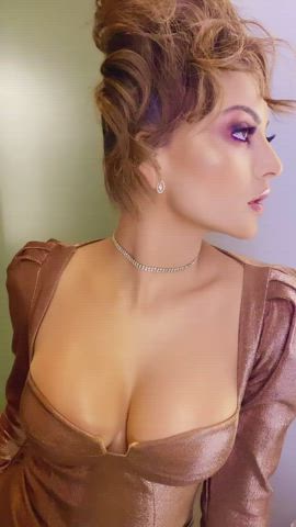Urvashi is just a tease my god just look !!