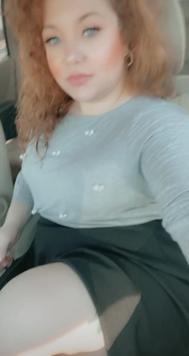 Short skirts are my favorite thing to tease you in 💖