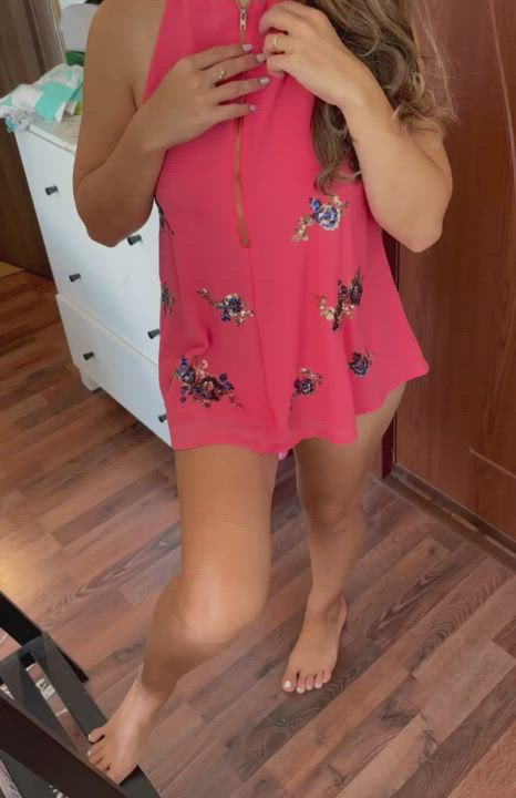 Let's start your weekend off right😘Who wants to feel them next ? (Mom of 2)