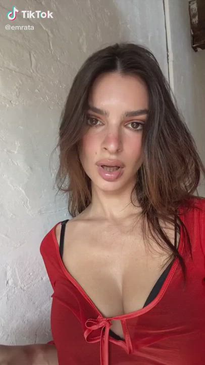 Emily Ratajkowski gif