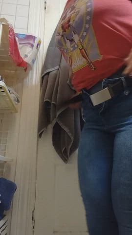 Do you love how my fat pussy spreads while I piss??