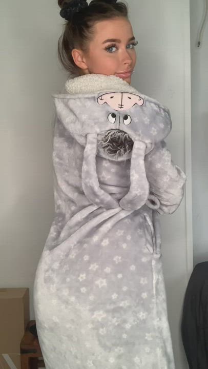 You see this at the end of your bed... wyd?