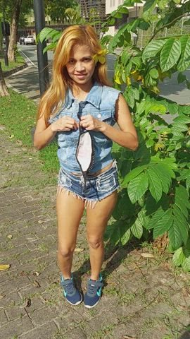 [F] Aliah doing a risky flash while we were out for a walk. LOL
