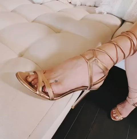 high heels kate hudson legs gif