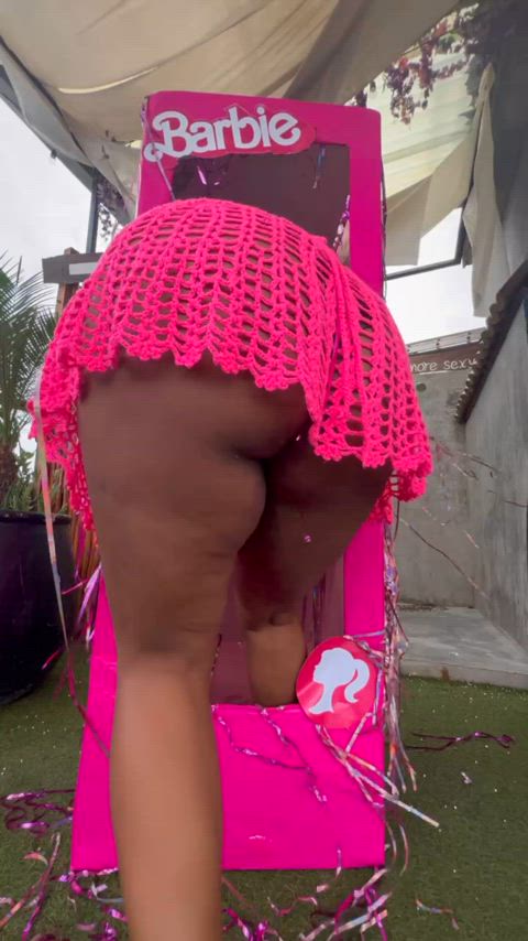 This Barbie’s booty is too big for her box 🥺💗