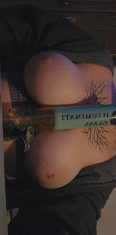 I'll smoke you out while you play with my tits 🖤💦
