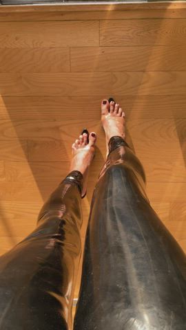 would you kiss my feet in The Hills? ;)