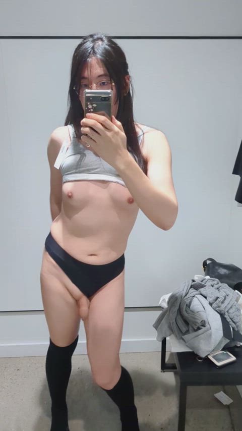 any straight guys wanna take me to the mall? 🤭