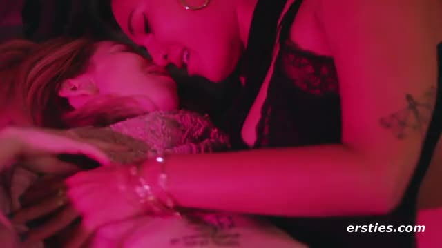 Curvy Lesbians gif