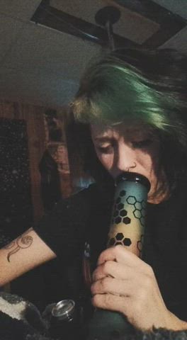 Smoke n fuck w me 🖤