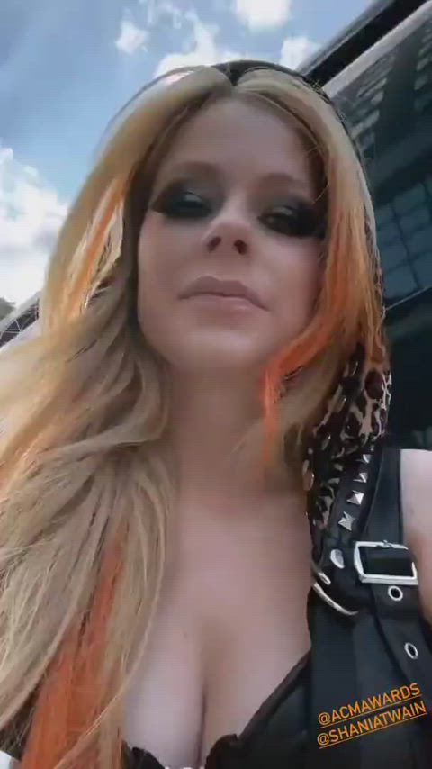 avril lavigne cleavage sexy sexy voice gif
