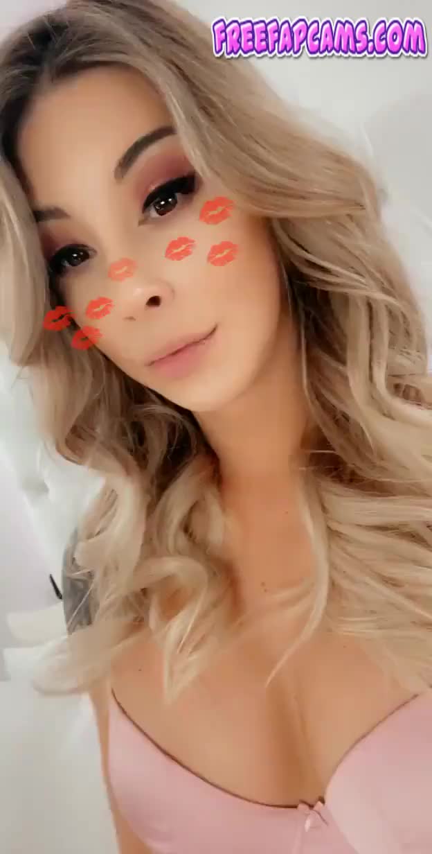 eoj8hh-Casey Kisses wants a kiss gif -FriendlyUnimportantIndigowingedparrot