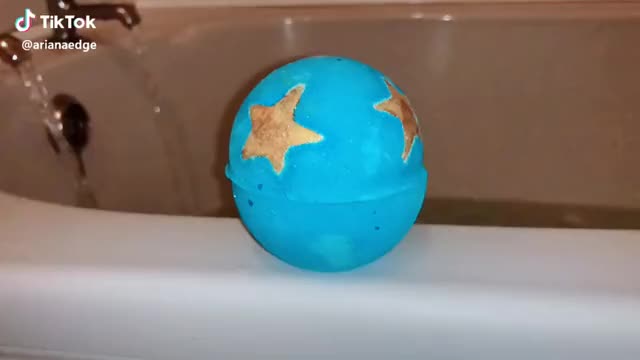 Shoot for the stars ⭐️ #foryou #foryoupage #aesthetic #bathbomb #blue #slowmo