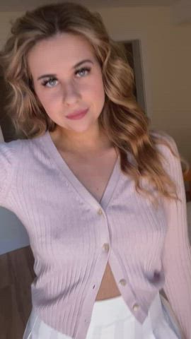I'm 21 and tons of fun! Check the comments if you want to have fun with me <3