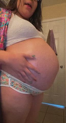 Do you like watching my pregnant belly expand? 🤰🏻