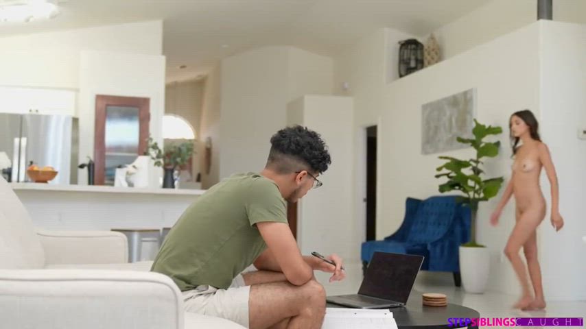 Layla Jenner - My New Stepsister Is Always Naked - S24:E5