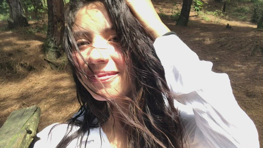 This Colombian girl wishes you a nice afternoon