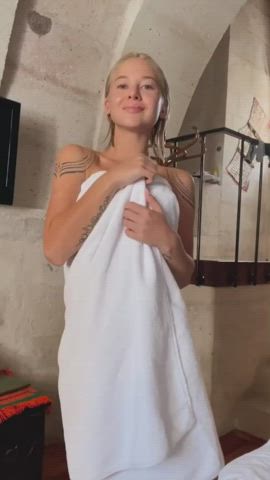 She love showing off 19 year old naked ass after shower 😍;)