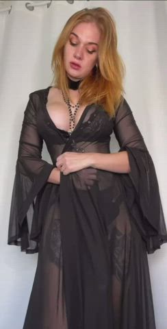 Goth gf looking for someone to appreciate my strap