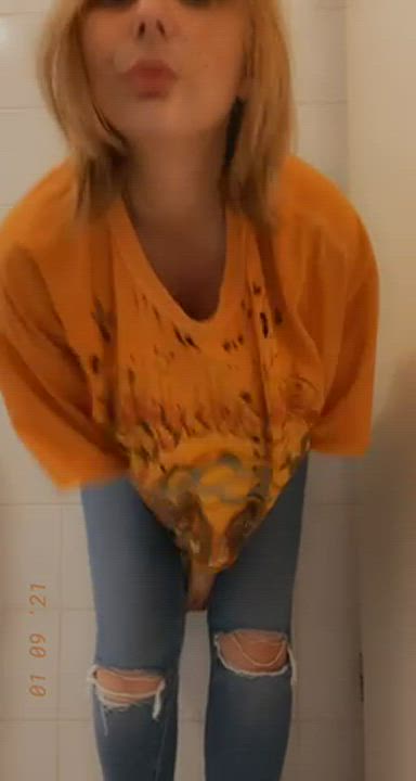 Just dropped my titties in public 😳 (oc)