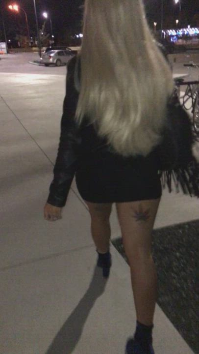 Sultry Temptress flashing her ass in public