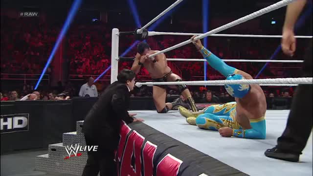 Alberto w/ Ricardo vs Sin Cara