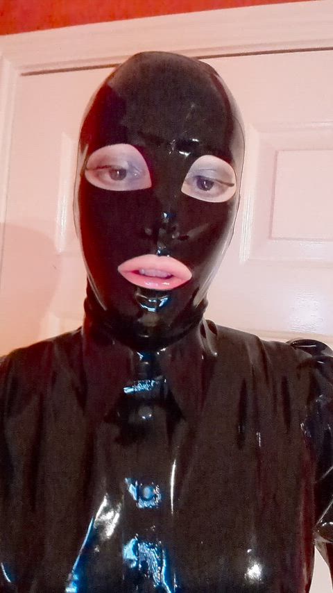 Head to toe in super shiny black rubber 🖤