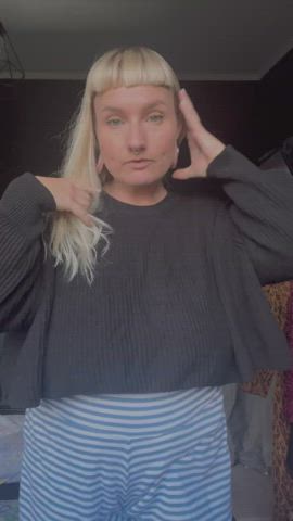 Crop sweaters don’t cover saggy mommy milkers 😅